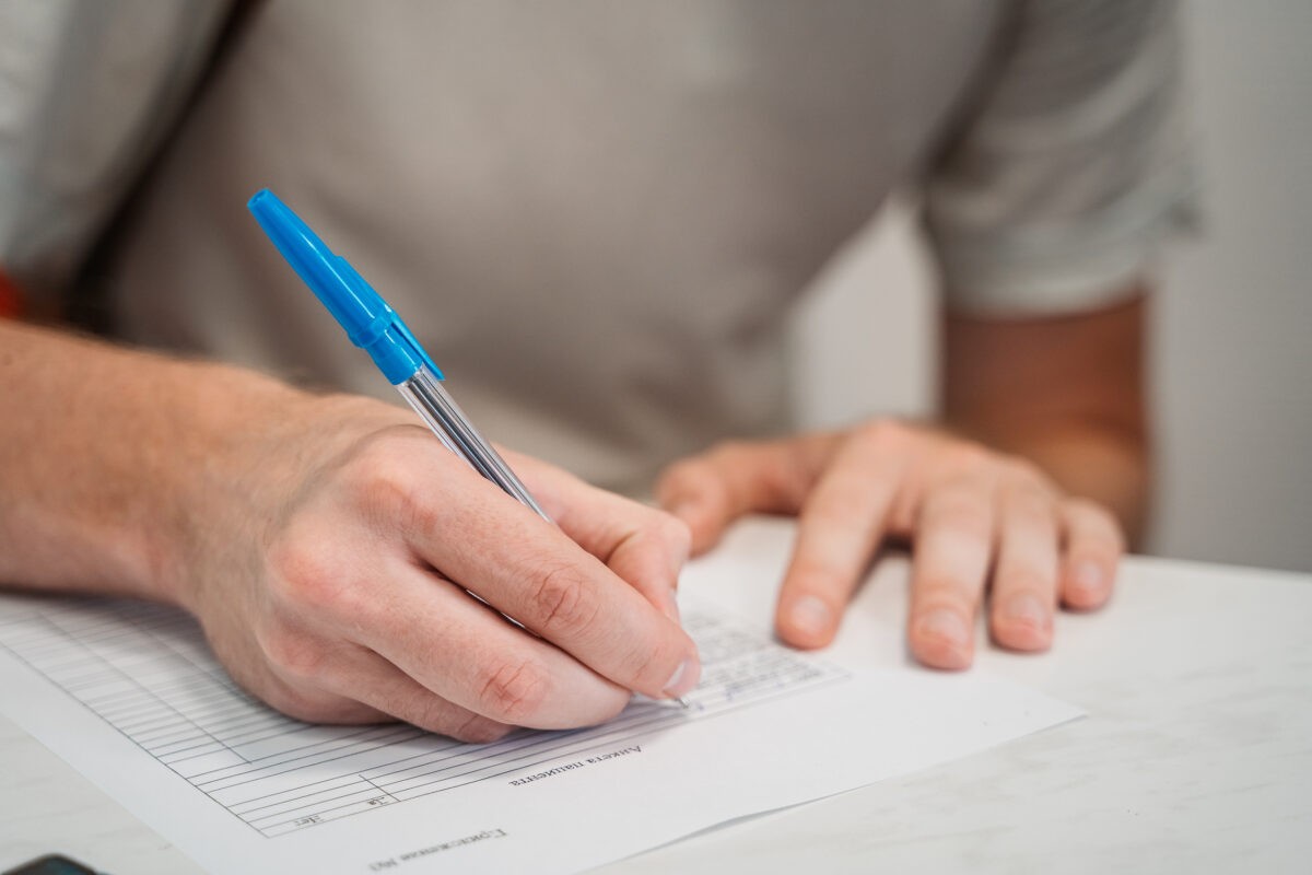 Врач рассказал, сколько волос в день должно выпадать у человека