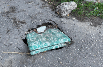Жители Твери залатали ямы на дороге подушками и матрасами Жители Твери залатали ямы на дороге подушками и матрасами