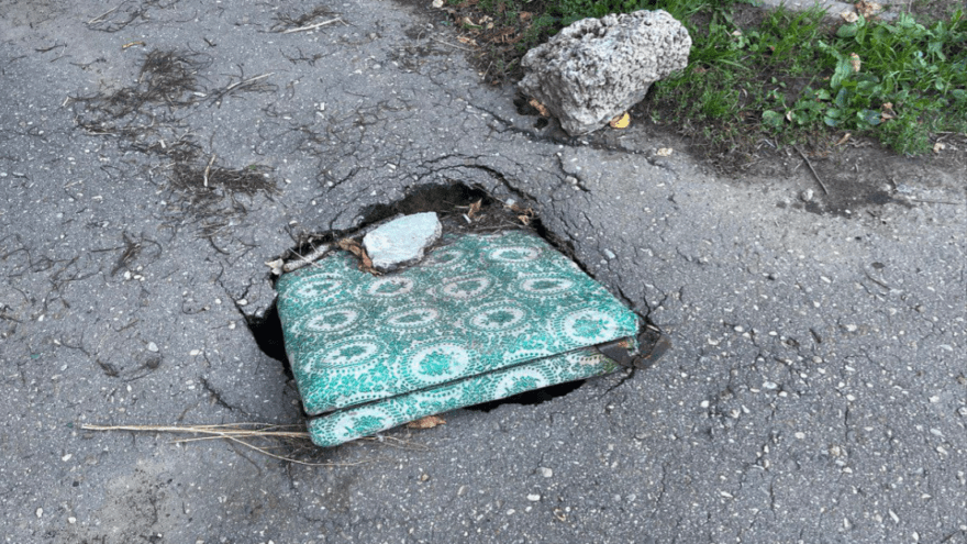 Жители Твери залатали ямы на дороге подушками и матрасами