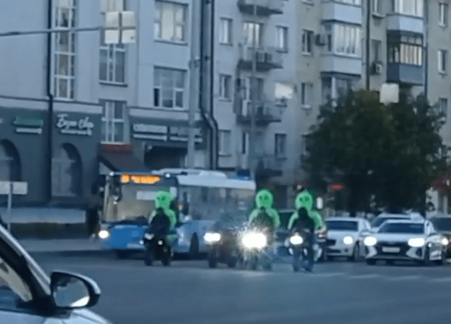 В центре Твери были замечены пришельцы на мотоциклах