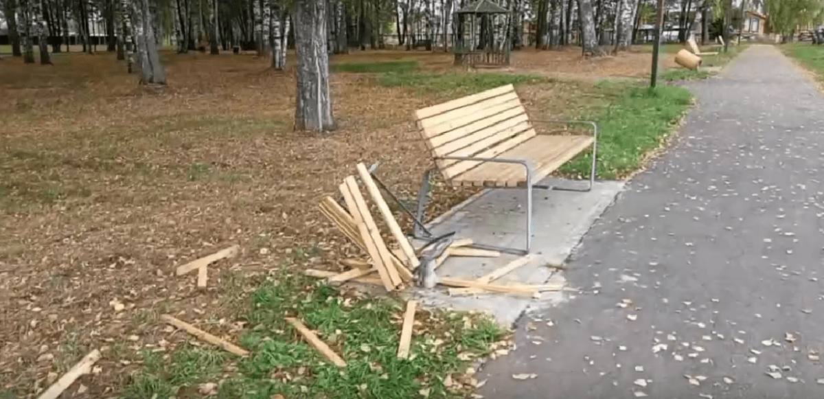 В Тверской области вандалы разгромили городской парк