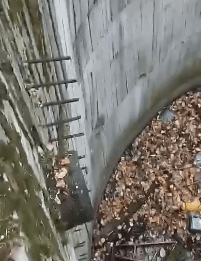 В Тверской области 14-летний подросток застрял в бетонном кольце