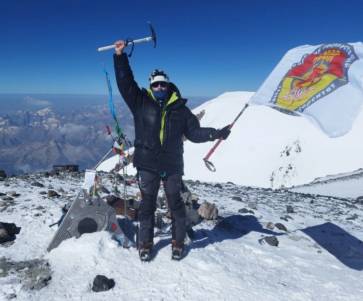 Член турклуба ТвГТУ «Азимут» в составе группы туристов покорил Эльбрус