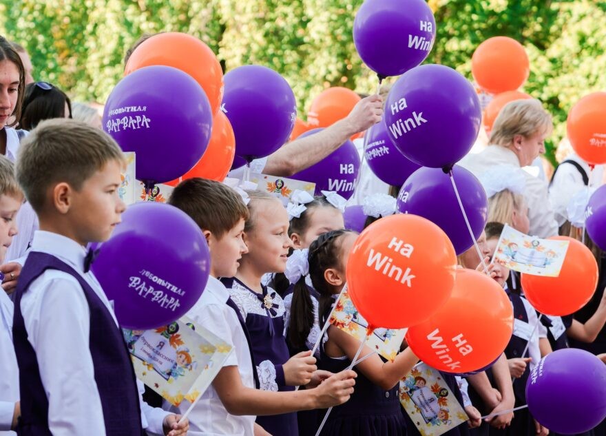 Первоклассный сюрприз от Wink: юная актриса Полина Айнутдинова встретилась с ивановскими школьниками