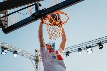 Жители Тверской области превращают в помойку новую баскетбольную площадку