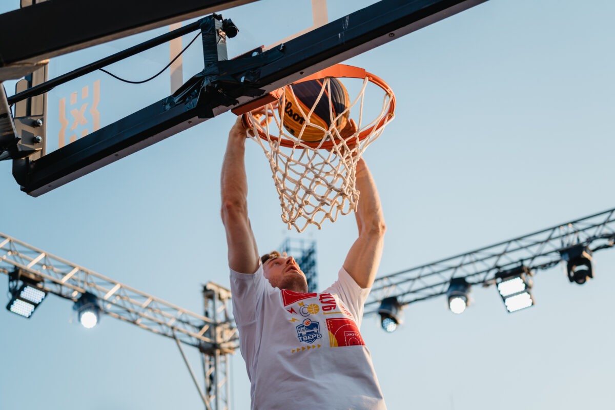 Жители Тверской области превращают в помойку новую баскетбольную площадку