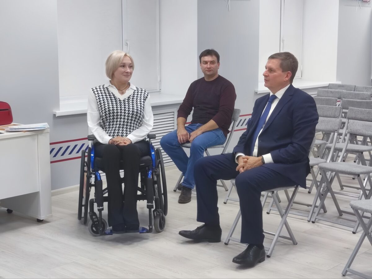 Сенатор Андрей Епишин провел встречу с победительницей Межрегионального конкурса красоты и таланта для девушек на инвалидных колясках «Покорители вершин - 2024» Екатериной Родионовой