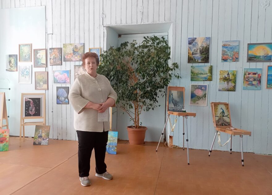 В Тверской области люди старшего поколения пишут картины, шьют народные костюмы и участвуют в театрализованных постановках