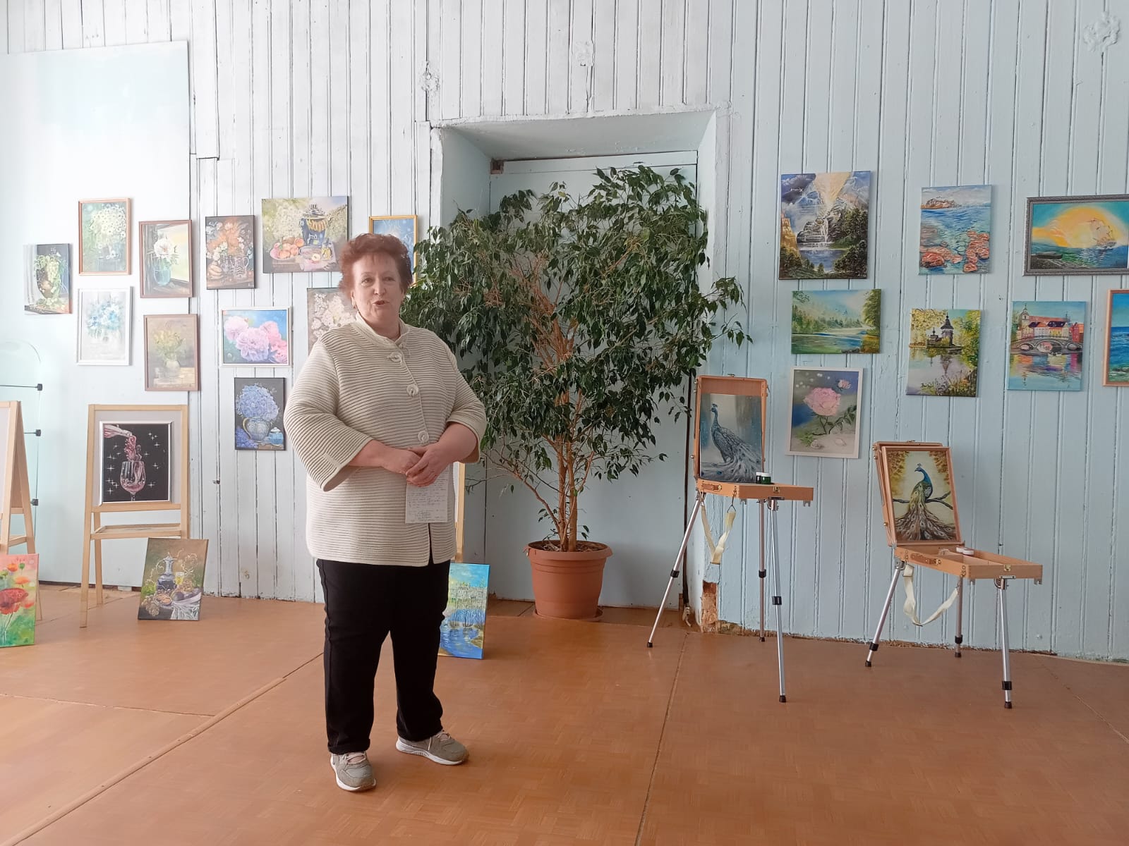 В Тверской области люди старшего поколения пишут картины, шьют народные костюмы и участвуют в театрализованных постановках