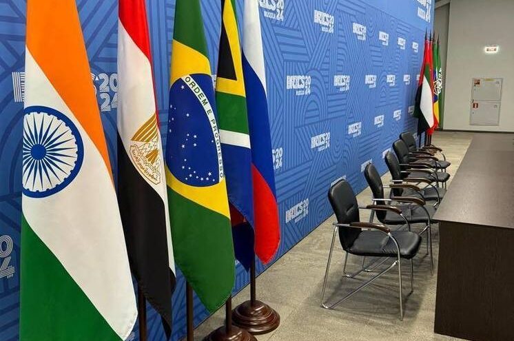 Гостей саммита БРИКС в Казани встречал символ рассвета