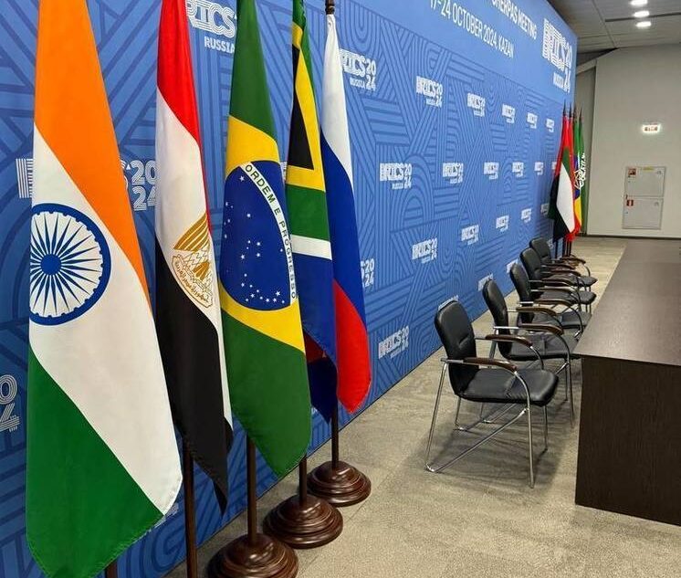 Гостей саммита БРИКС в Казани встречал символ рассвета