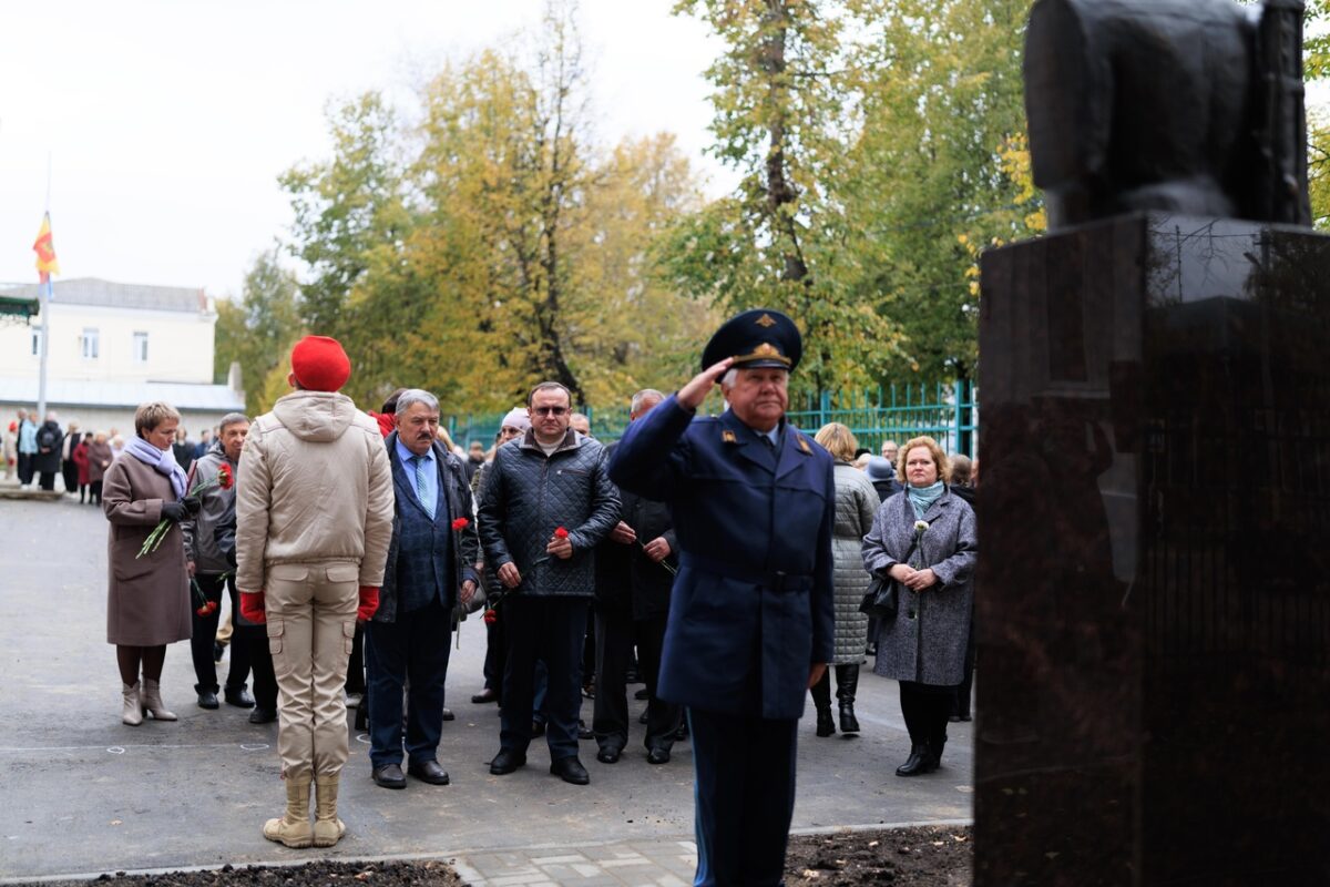 В Тверской области открыли бюст в честь партизанки Ины Константиновой В Тверской области открыли бюст в честь партизанки Ины Константиновой