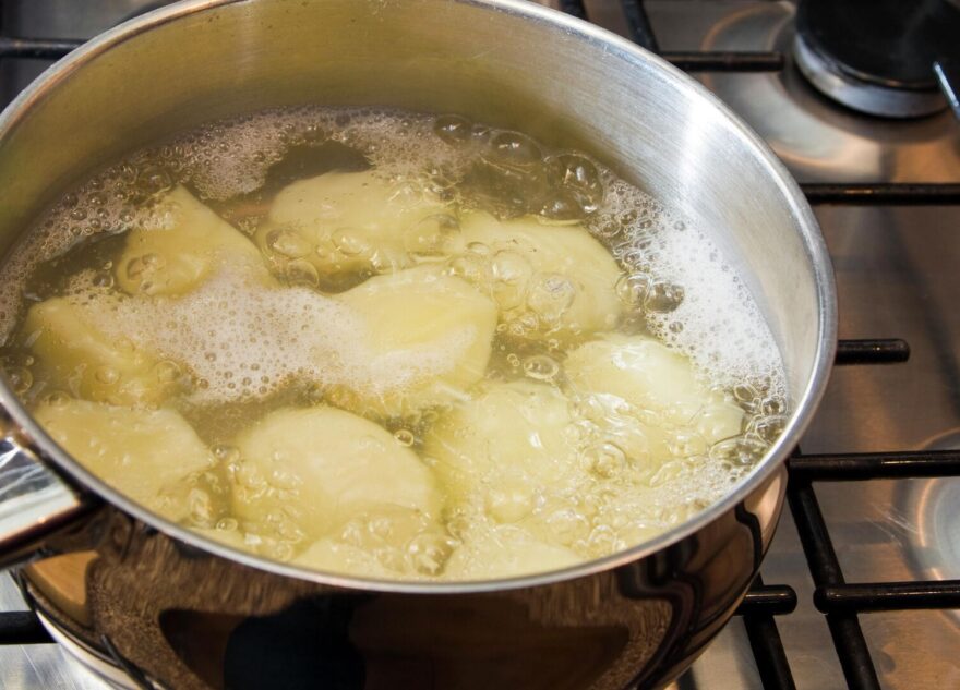 Врач рассказала, почему вредно есть картошку и рис