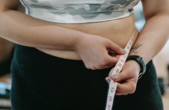 Врач рассказала, как стресс может изуродовать фигуру