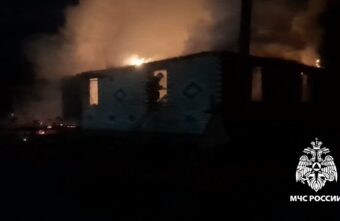 Загоревшийся в Тверской области дом тушили всю ночь