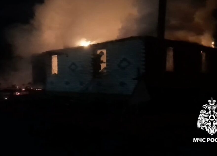 Загоревшийся в Тверской области дом тушили всю ночь