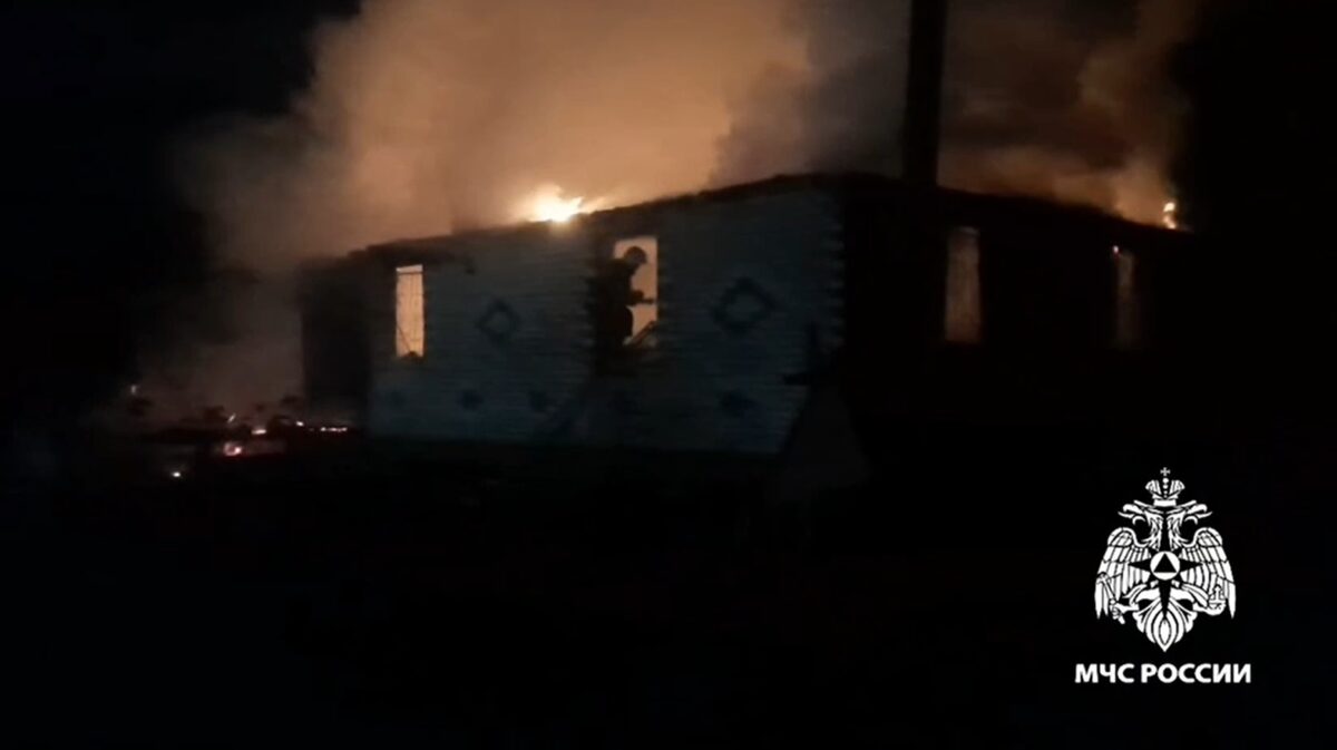 Загоревшийся в Тверской области дом тушили всю ночь