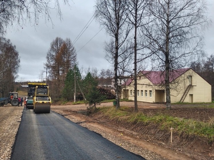 В Мирном Оленинского округа заканчиваются дорожные работы