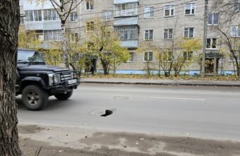 На дороге в Тверской области лопнул люк На дороге в Тверской области лопнул люк