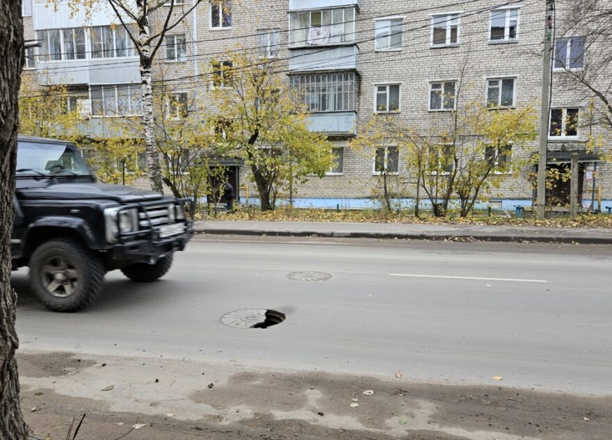 На дороге в Тверской области лопнул люк