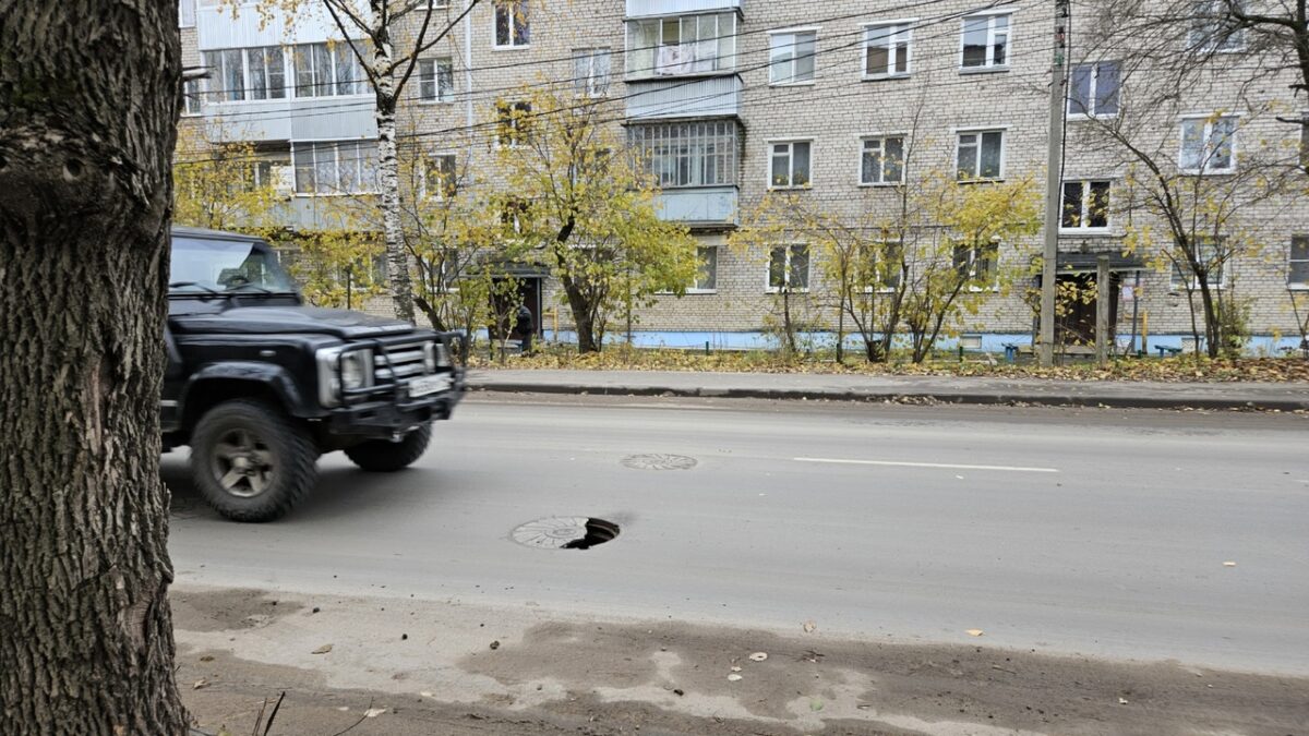 На дороге в Тверской области лопнул люк