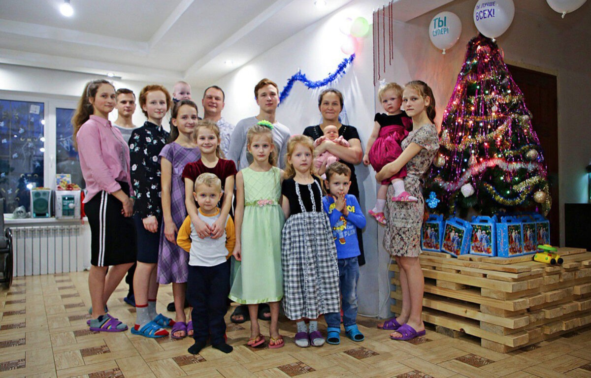 Игорь Руденя поздравил самую большую семью Тверской области с рождением 16-го ребенка Игорь Руденя поздравил самую большую семью Тверской области с рождением 16-го ребенка