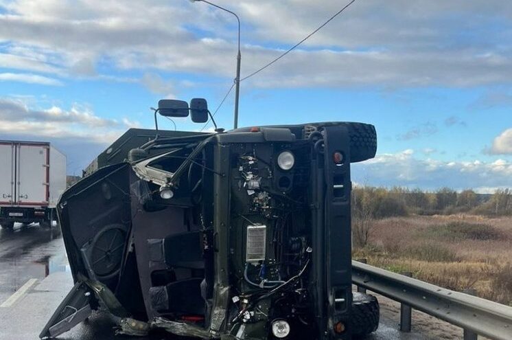 В Тверской области перевернувшийся на трассе грузовик перекрыл дорогу
