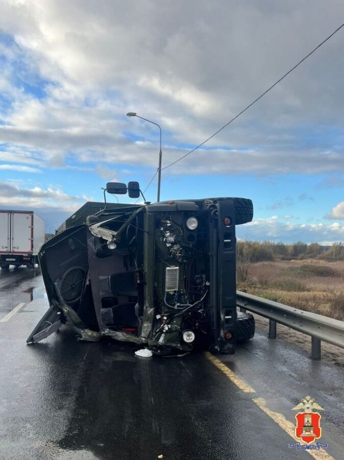 В Тверской области перевернувшийся на трассе грузовик перекрыл дорогу