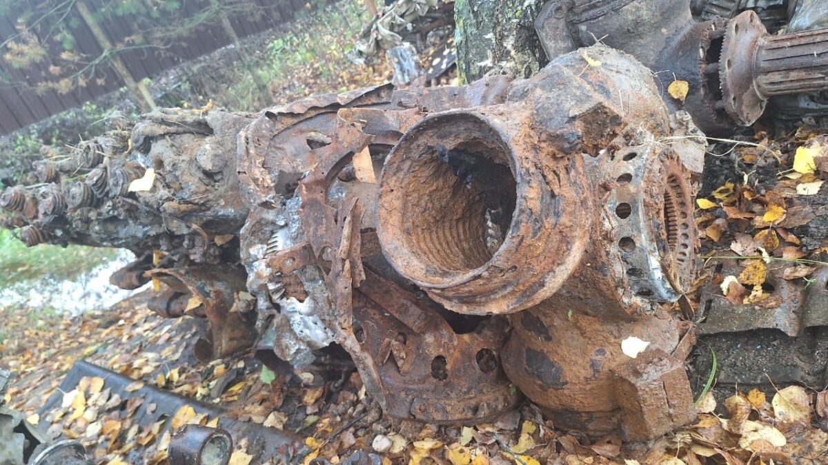 При реконструкции аэродрома в Тверской области нашли обломки советского самолета