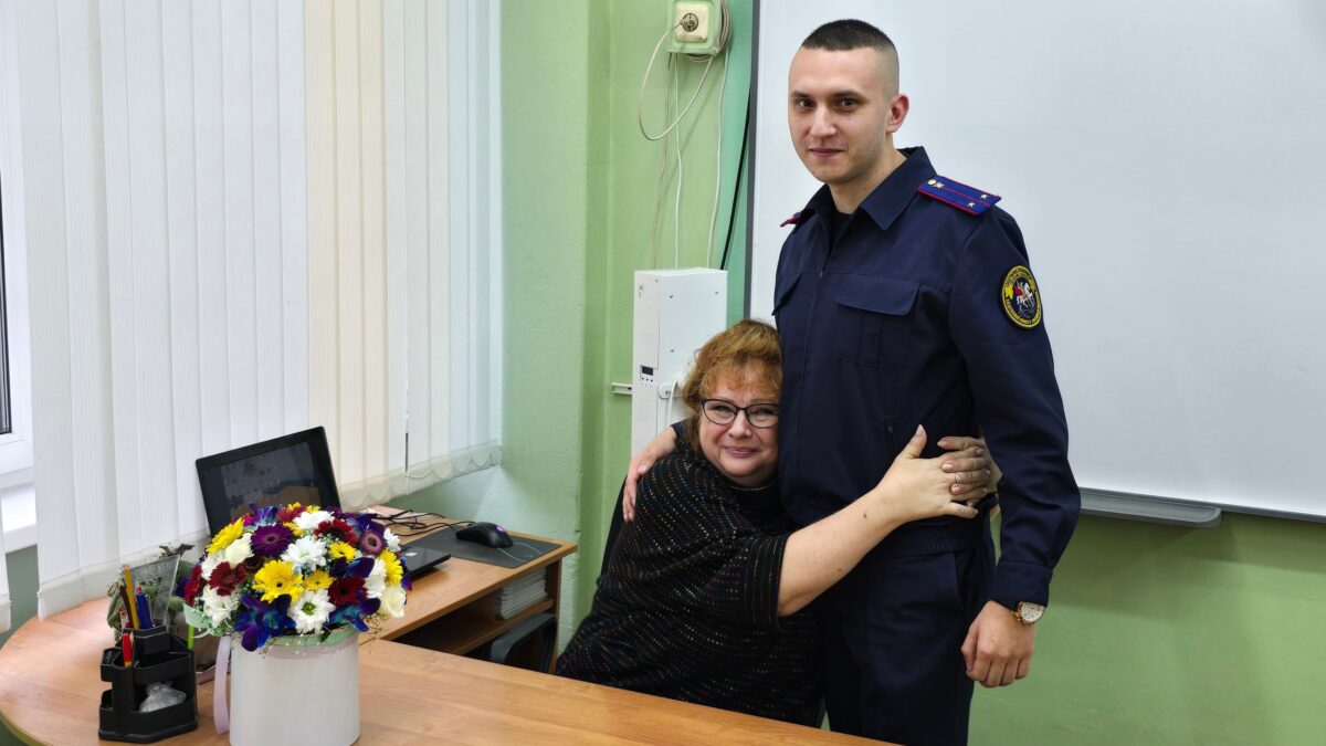 В Твери офицер СК поздравил свою учительницу с профессиональным праздником