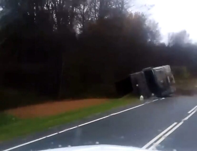 Утром в Тверской области перевернулся грузовик