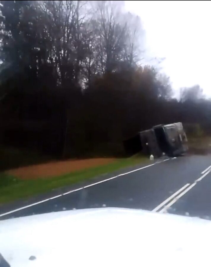 Утром в Тверской области перевернулся грузовик