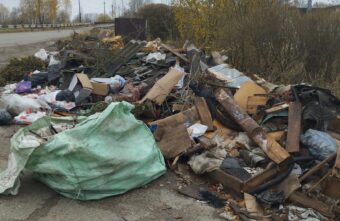 На мосту в Тверской области устроили огромную свалку из строительных материалов