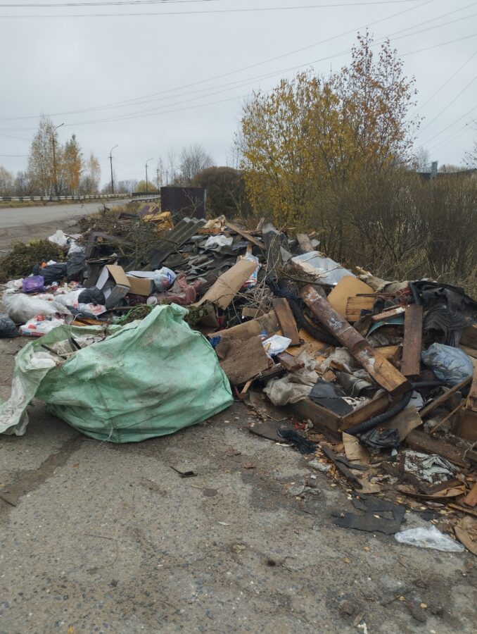 На мосту в Тверской области устроили огромную свалку из строительных материалов