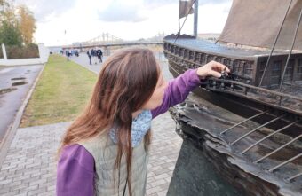 В Твери туристы трут на счастье Екатерину II В Твери туристы трут на счастье Екатерину II