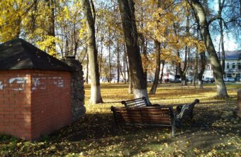 В городе Тверской области вандалы вновь изуродовали скамейки в сквере