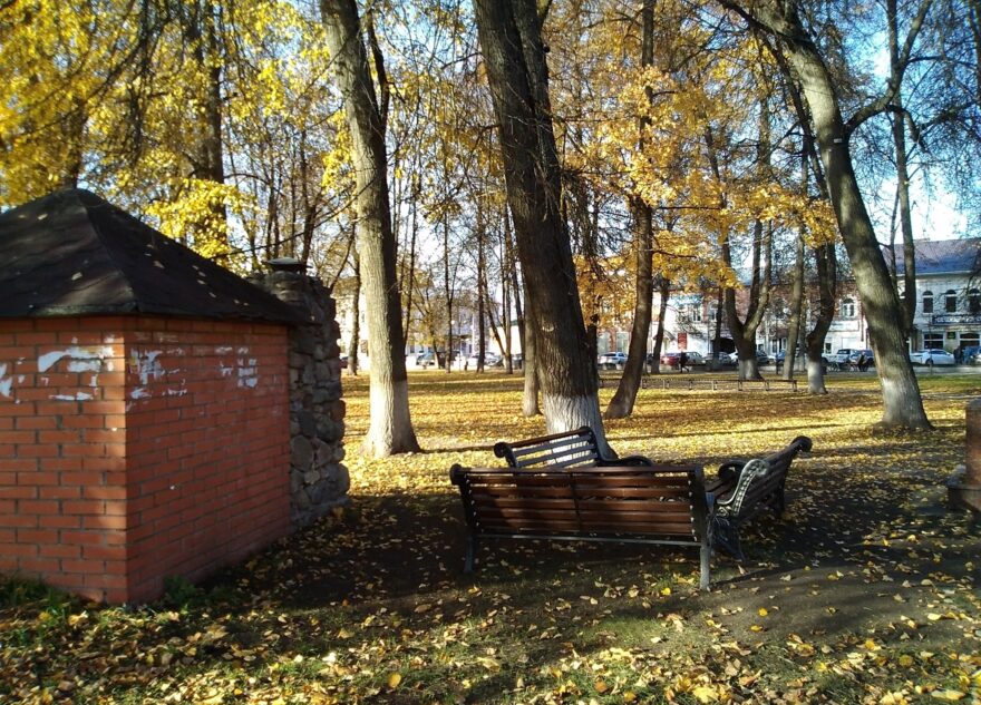 В городе Тверской области вандалы вновь изуродовали скамейки в сквере В городе Тверской области вандалы вновь изуродовали скамейки в сквере