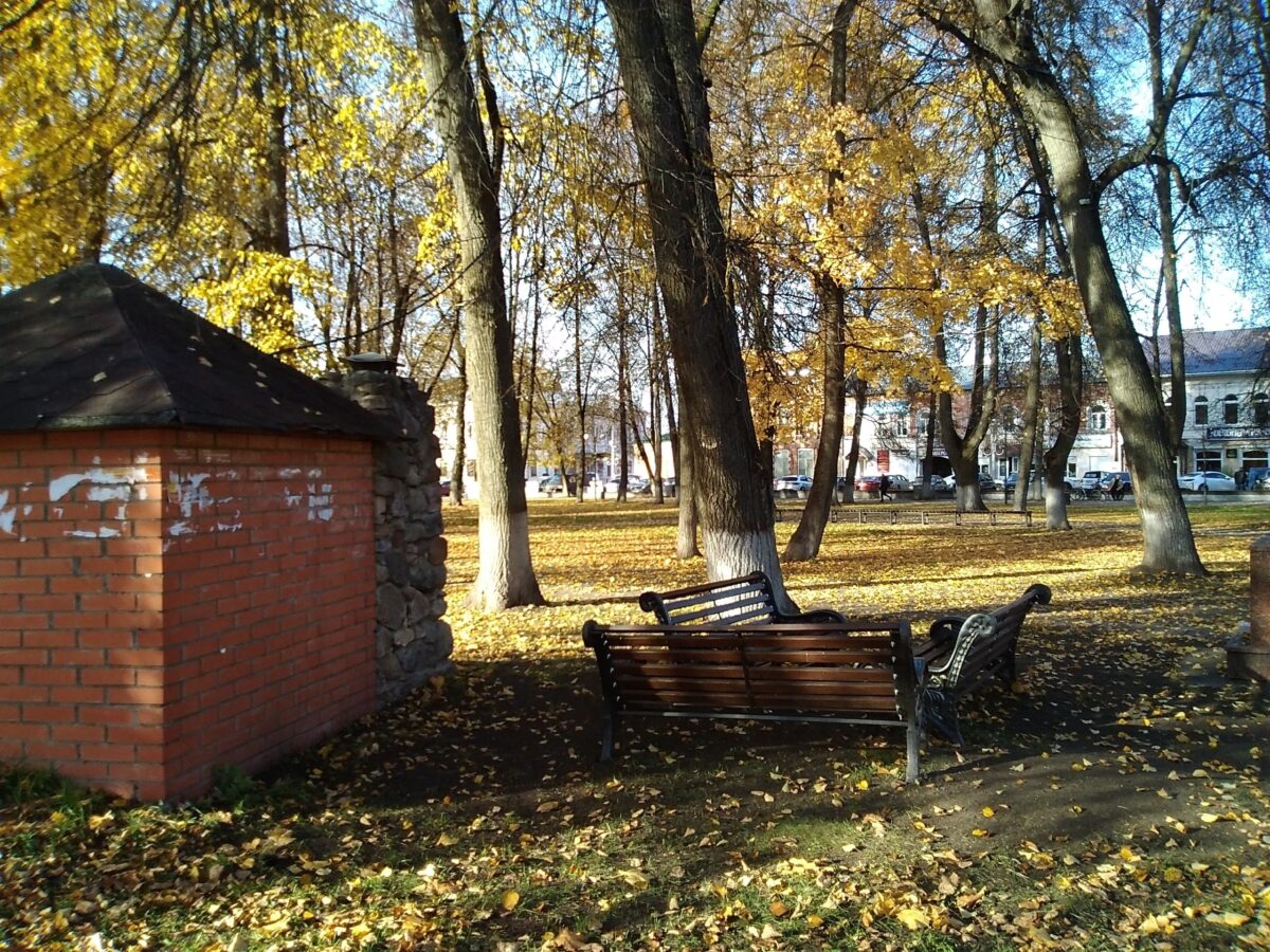 В городе Тверской области вандалы вновь изуродовали скамейки в сквере