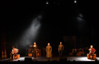 «Сёстры»: в Твери показали спектакль, посвящённый родным и близким героев СВО «Сёстры»: в Твери показали спектакль, посвящённый родным и близким героев СВО