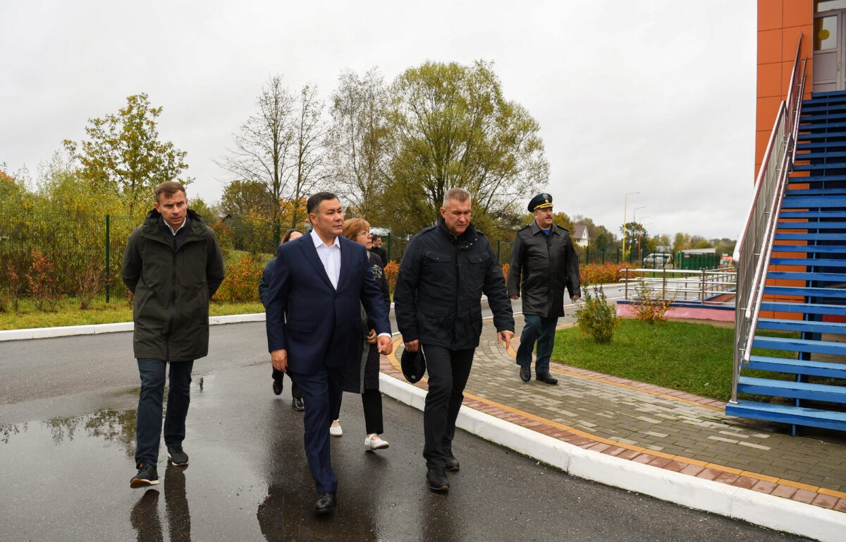 Губернатор Игорь Руденя проверил, как идут восстановительные работы в учреждениях образования Торопца