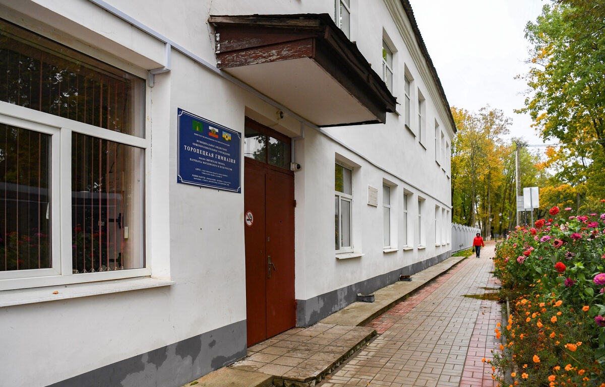 Губернатор Игорь Руденя проверил, как идут восстановительные работы в учреждениях образования Торопца