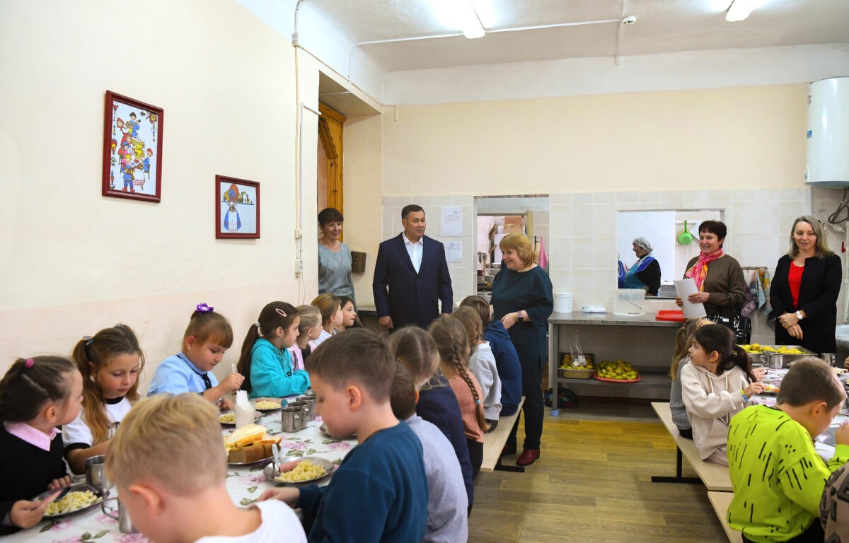 Губернатор Игорь Руденя проверил, как идут восстановительные работы в учреждениях образования Торопца