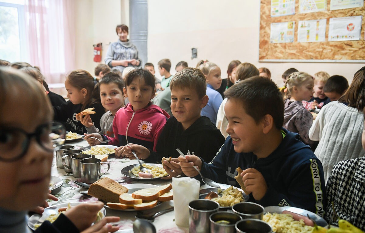 Губернатор Игорь Руденя проверил, как идут восстановительные работы в учреждениях образования Торопца