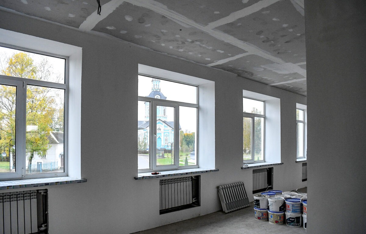 Губернатор Игорь Руденя проверил, как идут восстановительные работы в учреждениях образования Торопца