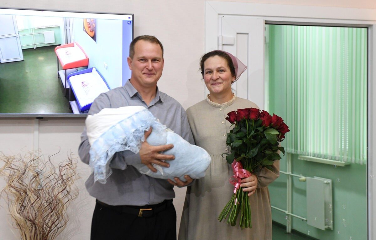 Самая многодетная мама в Тверской области с новорожденной дочерью выписаны из перинатального центра