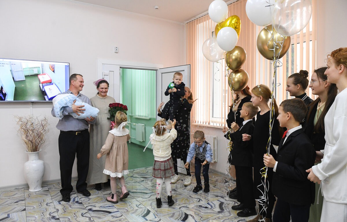 Самая многодетная мама в Тверской области с новорожденной дочерью выписаны из перинатального центра