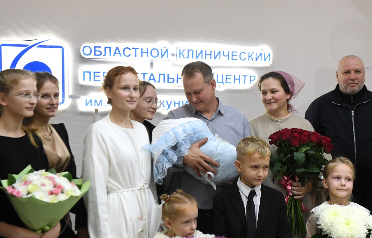 Самая многодетная мама в Тверской области с новорожденной дочерью выписаны из перинатального центра