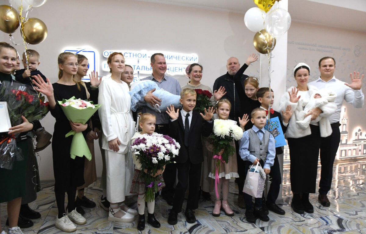 Самая многодетная мама в Тверской области с новорожденной дочерью выписаны из перинатального центра