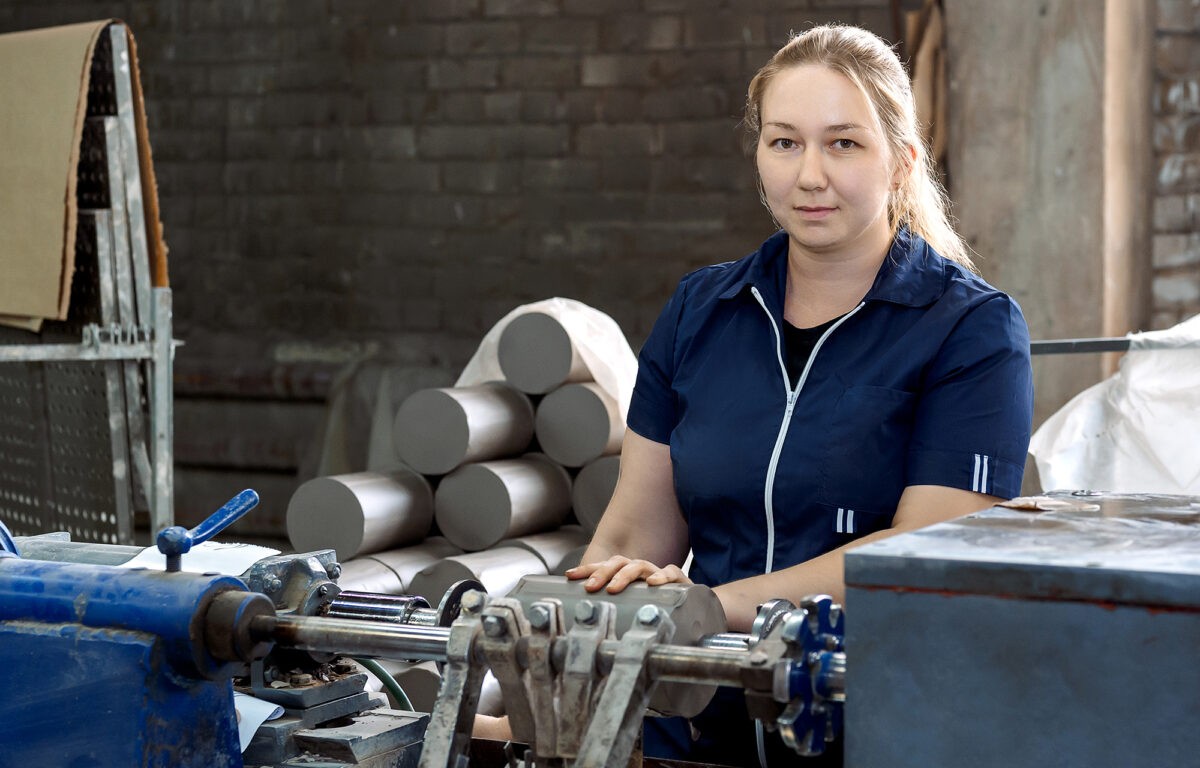 Губернатор Игорь Руденя поздравил работников Андреапольского фарфорового завода с 80-летием предприятия