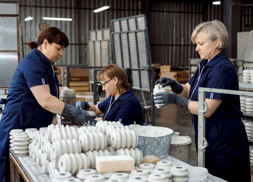 Губернатор Игорь Руденя поздравил работников Андреапольского фарфорового завода с 80-летием предприятия